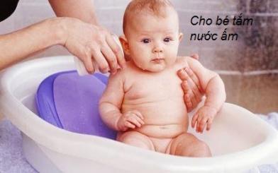Mách mẹ cách thông đại tiện cho trẻ sơ sinh
