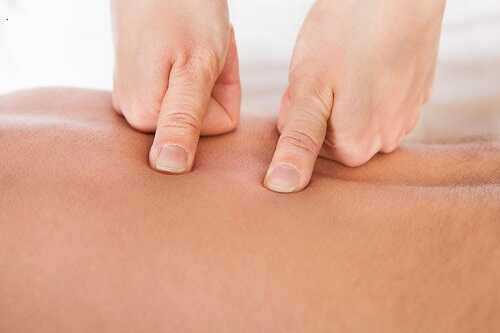 Bấm huyệt chữa bệnh xuất tinh sớm là phương pháp đơn giản, dễ thực hiện, an toàn