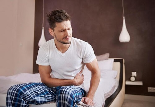 Đau âm ỉ tinh hoàn phải và bụng dưới do xoắn tinh hoàn