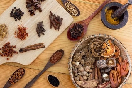 Có nên điều trị trĩ ngoại bằng đông y không ?