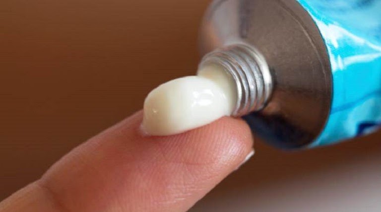 Lựa chọn các loại thuốc bôi phù hợp (Hình ảnh minh họa)