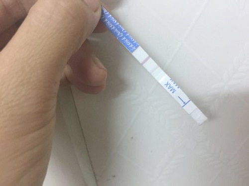 Que thử thai 2 vạch mờ