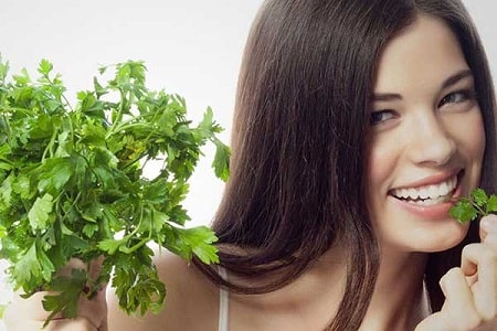 Có nên dùng rau mùi tây chữa rối loạn kinh nguyệt không?